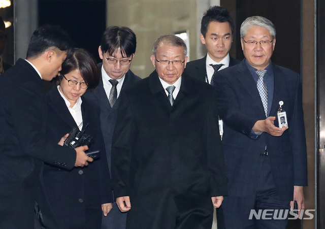 【서울=뉴시스】김선웅 기자 = 헌정 사상 첫 번째로 검찰에 소환된 전직 대법원장이자 사법행정권 남용 의혹의 핵심 피의자인 양승태 전 대법원장이 지난 11일 오후 서울 서초구 서울중앙지검에서 조사를 마친 후 검찰 청사를 나서고 있다. 2019.01.12. mangusta@newsis.com