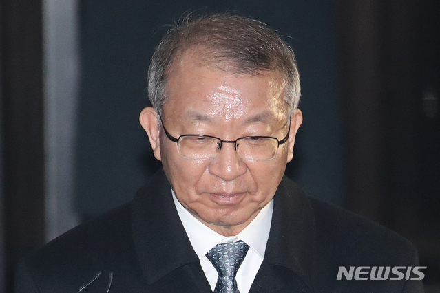 【서울=뉴시스】김선웅 기자 = 헌정 사상 처음으로 검찰에 소환된 양승태 전 대법원장이 지난 11일 오후 서울 서초구 서울중앙지검에서 조사를 마친 후 검찰 청사를 나서고 있다. 2019.01.12. mangusta@newsis.com