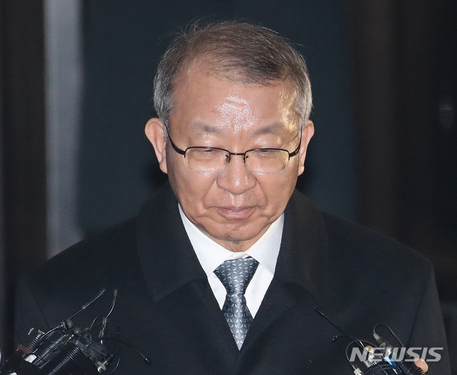 【서울=뉴시스】김선웅 기자 = 헌정 사상 첫 번째로 검찰에 소환된 전직 대법원장이자 사법행정권 남용 의혹의 핵심 피의자인 양승태 전 대법원장이 11일 오후 서울 서초구 서울중앙지검에서 조사를 마친 후 검찰 청사를 나서고 있다. 2019.01.12.&nbsp; mangusta@newsis.com