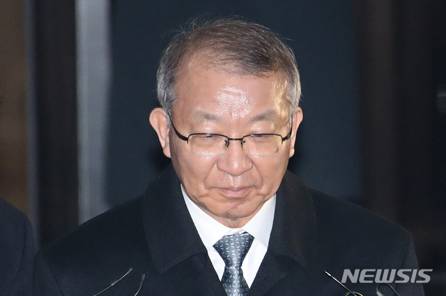 【서울=뉴시스】김선웅 기자 = 헌정 사상 첫 번째로 검찰에 소환된 전직 대법원장이자 사법행정권 남용 의혹의 핵심 피의자인 양승태 전 대법원장이 11일 오후 서울 서초구 서울중앙지검에서 조사를 마친 후 검찰 청사를 나서고 있다. 2019.01.12.&nbsp; mangusta@newsis.com