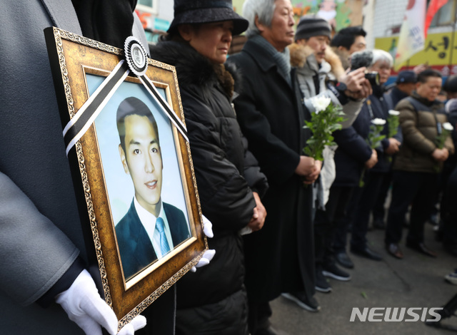 【서울=뉴시스】박미소 수습기자 = 지난 12일 오전 서울 마포구 아현2구역 재건축현장 인근에서 고 박준경씨의 영결식이 엄수되고 있다. 강제철거에 반발해 스스로 목숨을 끊은 고 박준경씨의 영결식은 철거민 측과 재개발 조합이 수습대책 등에 합의하면서 40일만에 치러지게 됐다. 2019.01.12. misocamera@newsis.com