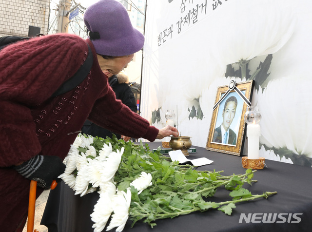 【서울=뉴시스】박미소 수습기자 = 12일 오전 서울 마포구 아현2구역 재건축 현장 인근에서 엄수된 고 박준경씨의 영결식에서 한 시민이 분향하고있다. 강제철거에 반발해 스스로 목숨을 끊은 고 박준경씨의 영결식은 철거민 측과 재개발 조합이 수습대책 등에 합의하면서 40일만에 치러지게 됐다. 2019.01.12.  misocamera@newsis.com (사진=뉴시스DB)