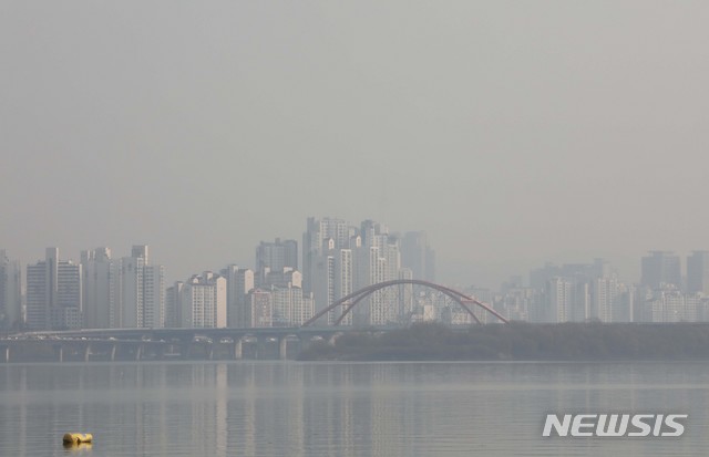 【서울=뉴시스】 고범준 기자 = 전국에서 미세먼지가 기승을 부리고 있는 12일 오전 서울 영등포구 양화한강공원에서 바라본 서울 도심이 뿌옇게 보이고 있다. 2019.01.12. bjko@newsis.com