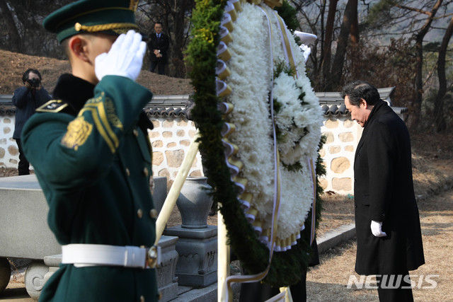 【서울=뉴시스】최동준 기자 = 이낙연 국무총리가 12일 오전 서울 강북구 독립운동가 손병희 선생 묘소를 찾아 참배하고 있다. 2019.01.12. photocdj@newsis.com