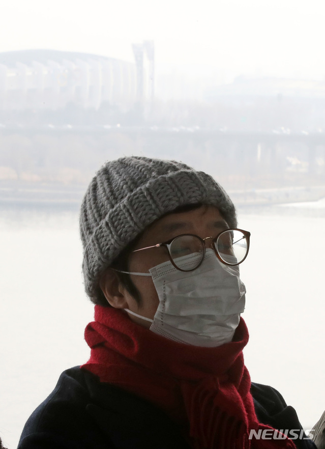 【서울=뉴시스】박미소 수습기자 = 서울에 초미세먼지주의보가 발령된 12일 오후 서울 광진구 뚝섬유원지역을 지나는 지하철 안에서도 한 시민이 미세먼지 마스크를 쓰고 있다. 초미세먼지주의보는 초미세먼지 시간 평균 농도가 75㎍/㎥ 이상이 2시간 지속될 때 내려진다. 2019.01.12.&nbsp; misocamera@newsis.com 