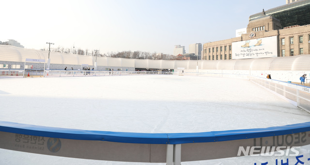 【서울=뉴시스】박미소 수습기자 = 12일 오후 서울 중구 서울광장 스케이트장이 초미세먼지주의보로 인해 운영이 중단되어 텅 비어있다. 서울시는 12일 낮 12시를 기준으로 초미세먼지주의보를 발령했다. 2019.01.12.&nbsp; misocamera@newsis.com 