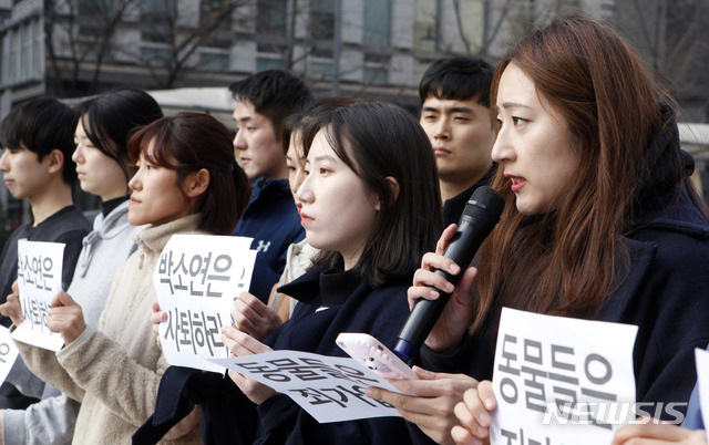 【서울=뉴시스】배훈식 기자 = 지난 12일 오후 서울 종로구 광화문 광장에서 동물권단체 케어 직원들이 기자회견을 열고 동물들을 무분별하게 안락사시킨 박소연 대표의 사퇴를 촉구하고 있다. 2019.01.12.(사진=동물권단체 케어 제공)  photo@newsis.com