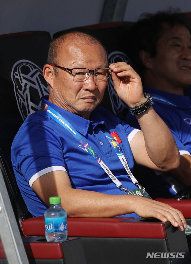 【아부다비(아랍에미리트)=뉴시스】김진아 기자 = 12일 오후(현지시간) 아랍에미리트 아부다비 알나얀 경기장에서 열린 2019 AFC 아시안컵 D조 조별리그 2차전 베트남과 이란의 경기, 베트남 박항서 감독이 경기를 앞두고 고심하고 있다. 2019.01.12. bluesoda@newsis.com