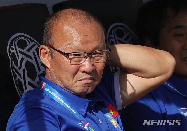 【아부다비(아랍에미리트)=뉴시스】김진아 기자 = 12일 오후(현지시간) 아랍에미리트 아부다비 알나얀 경기장에서 열린 2019 AFC 아시안컵 D조 조별리그 2차전 베트남과 이란의 경기, 베트남 박항서 감독이 경기를 앞두고 고심하고 있다. 2019.01.12. bluesoda@newsis.com