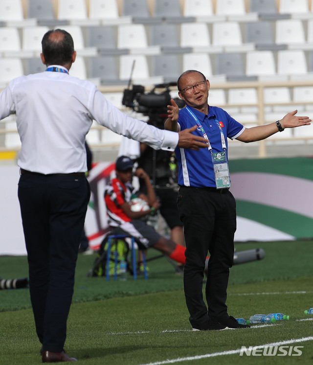 【아부다비(아랍에미리트)=뉴시스】김진아 기자 = 12일 오후(현지시간) 아랍에미리트 아부다비 알나얀 경기장에서 열린 2019 AFC 아시안컵 D조 조별리그 2차전 베트남과 이란의 경기, 베트남 박항서 감독과 이란 카를루스 케이로스 감독이 신경전을 벌이고 있다. 2019.01.12.&nbsp;&nbsp; bluesoda@newsis.com