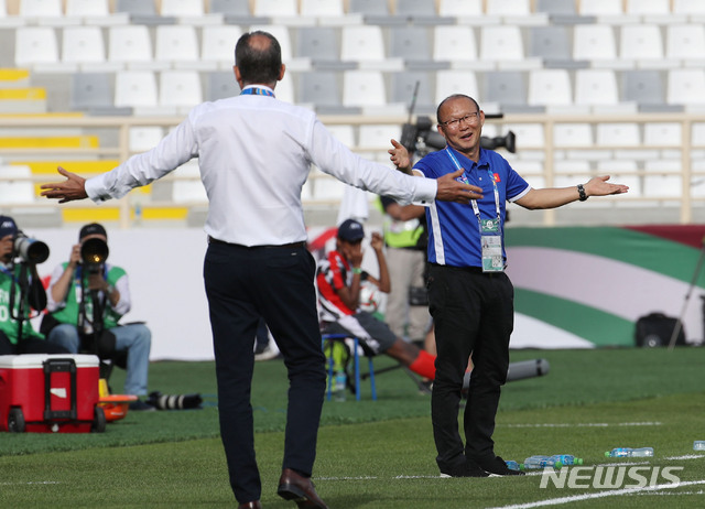 【아부다비(아랍에미리트)=뉴시스】김진아 기자 = 12일 오후(현지시간) 아랍에미리트 아부다비 알나얀 경기장에서 열린 2019 AFC 아시안컵 D조 조별리그 2차전 베트남과 이란의 경기, 베트남 박항서 감독과 이란 카를루스 케이로스 감독이 신경전을 벌이고 있다. 2019.01.12. bluesoda@newsis.com