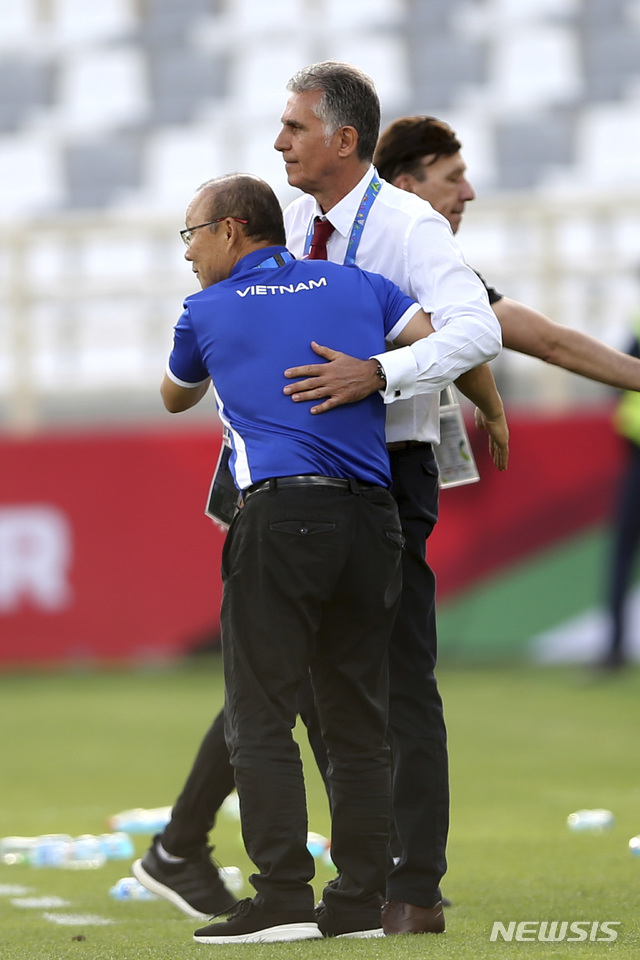 【아부다비=AP/뉴시스】12일(현지시간) 아랍에미리트 아부다비 알나얀 경기장에서 베트남과 이란의 2019 아시아축구연맹(AFC) 아시안컵 D조 2차전이 열려 이란이 베트남을 2:0으로 꺾었다.경기 후 박항서(왼쪽) 베트남 감독과 카를로스 케이로스 이란 감독이 인사를 나누고 있다. 2019.01.12.
