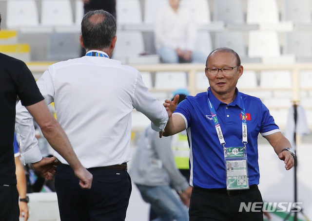 【아부다비(아랍에미리트)=뉴시스】김진아 기자 = 12일 오후(현지시간) 아랍에미리트 아부다비 알나얀 경기장에서 열린 2019 AFC 아시안컵 D조 조별리그 2차전 베트남과 이란의 경기, 베트남 박항서 감독과 이란 카를루스 케이로스 감독이 경기를 마치고 인사를 나누고 있다. 2019.01.12.&nbsp; bluesoda@newsis.com