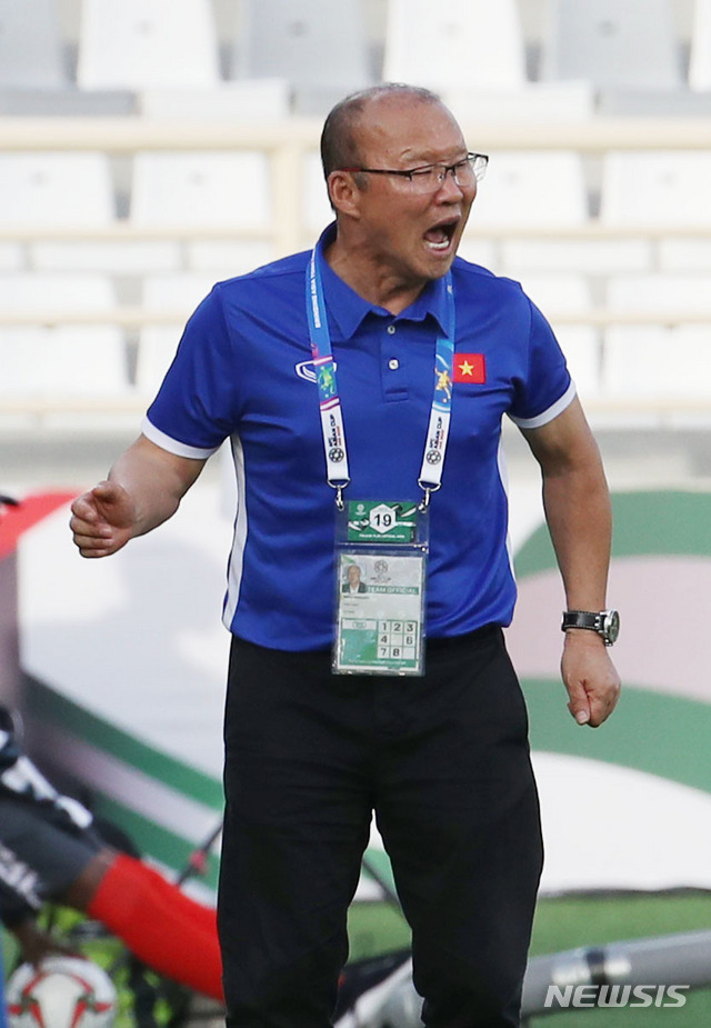 【아부다비(아랍에미리트)=뉴시스】김진아 기자 = 12일 오후(현지시간) 아랍에미리트 아부다비 알나얀 경기장에서 열린 2019 AFC 아시안컵 D조 조별리그 2차전 베트남과 이란의 경기, 베트남 박항서 감독이 작전을 지시하고 있다. 2019.01.12.&nbsp; bluesoda@newsis.com