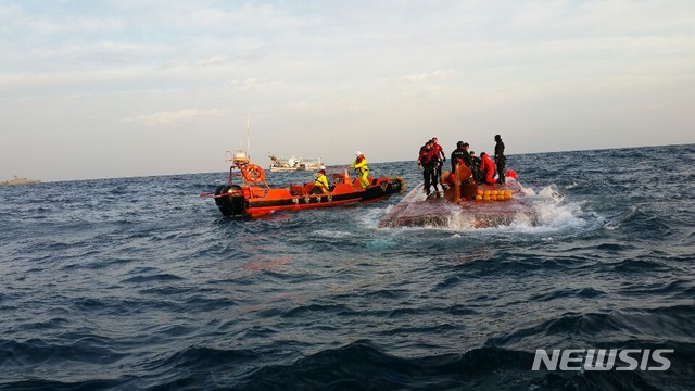 【통영=뉴시스】신정철 기자 = 경남 통영해양경찰서는 지역구조본부를 구성하여 12일 밤과 13일 새벽에 낚시어선 무적호 실종자 2명의 수색에 총력을 다하고 있다.&nbsp; 통영해경은 사고해역중심으로 광역수색구역(가로 20해리×세로 25해리)을 확장하여 경비 함정포함 함선 40척, 항공기 12기, 구조대 33명을 동원하여 구역별로 밤샘 집중 수색을 벌이고 있다. 2019.01.13.(사진=통영해경 제공)&nbsp;&nbsp; photo@newsis.com 