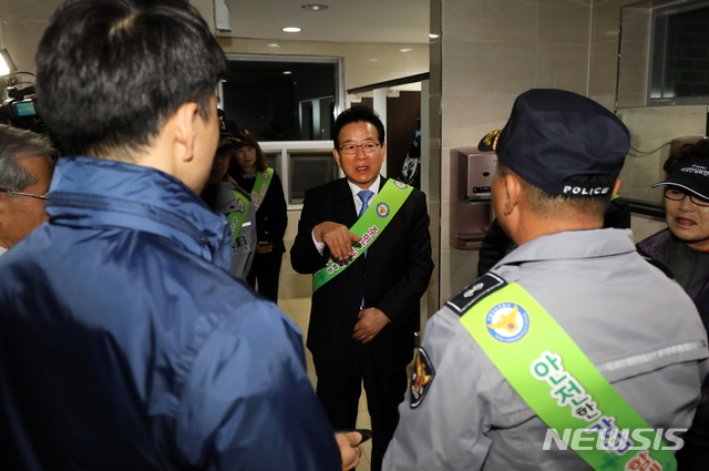 【서울=뉴시스】 강남구 골목길 안심순찰대 합동순찰. 2018.10.25. (사진= 강남구 제공)