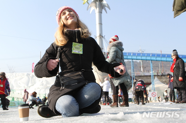 【화천=뉴시스】한윤식 기자 = 13일 오후 강원 화천군 화천천 일원에서 열리는 화천산천어축제장을 찾은 외국인 관광객들이 얼음낚시를 즐기고 있다. 2019.01.13.&nbsp;&nbsp;&nbsp; ysh@newsis.com