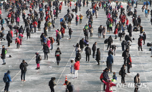 【화천=뉴시스】한윤식 기자 = 13일 오후 강원 화천군 화천천 일원에서 열리는 화천산천어축제장을 찾은 외국인 관광객들이 얼음낚시를 즐기고 있다. 2019.01.13.&nbsp;&nbsp;&nbsp; ysh@newsis.com