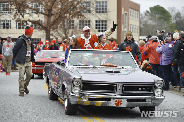 【클렘슨(미 사우스캐롤라이나주)=AP/뉴시스】 2018-2019시즌 미국 대학 풋볼 챔피언에 오른 클렘슨 대학 선수단이 14일(현지시간) 백악관에서 도널드 트럼프 대통령과 함께 매우 평범한 '특식'을 함께 나눈다. 백악관이 준비하는 만찬메뉴는 맥도날드, 웬디스, 버거킹의 패스트푸드와 피자이다. 지난 12일 클렘슨대 풋볼팀 선수들이 학교 주위에서 가족과 함께 우승축하 퍼레이드를 벌이는 모습. 2019.01.14