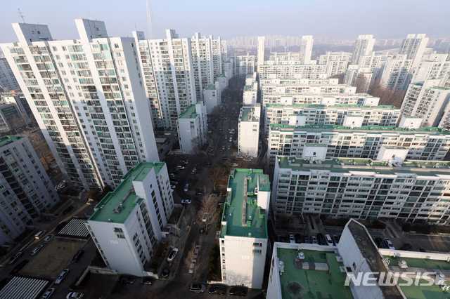 【서울=뉴시스】고승민 기자 = 올림픽선수촌아파트 재건축 모임이 송파구청에 이달말 정밀안전진단을 신청할 예정인 것으로 알려졌다. 이에 따라 서울 시내 노후 아파트들이 본격적으로 재건축에 들어갈지 관심이 모아지고 있다. 사진은 13일 오전 서울 송파구 올림픽선수촌아파트 단지. 2019.01.13.kkssmm99@newsis.com