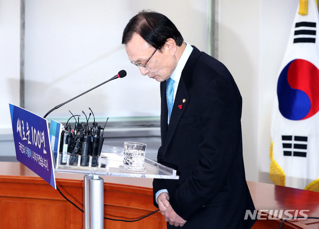 【서울=뉴시스】홍효식 기자 = 더불어민주당 이해찬 대표가 13일 오전 서울 여의도 국회에서 신년 기자회견을 마친 뒤 고개숙여 인사하고 있다. 2019.01.13. yesphoto@newsis.com