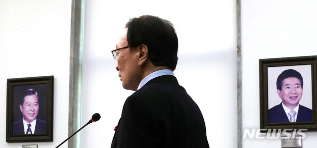 【서울=뉴시스】홍효식 기자 = 더불어민주당 이해찬 대표가 13일 오전 서울 여의도 국회에서 신년 기자회견을 하고 있다. 2019.01.13.&nbsp; yesphoto@newsis.com