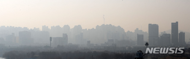 【서울=뉴시스】박주성 기자 = 수도권에 올해 첫 미세먼지 비상저감조치가 시행되고 있는 가운데 13일 오전 서울 원효대교에서 바라본 도심이 뿌연 미세먼지로 휩싸여 있다. 2019.01.13. park7691@newsis.com