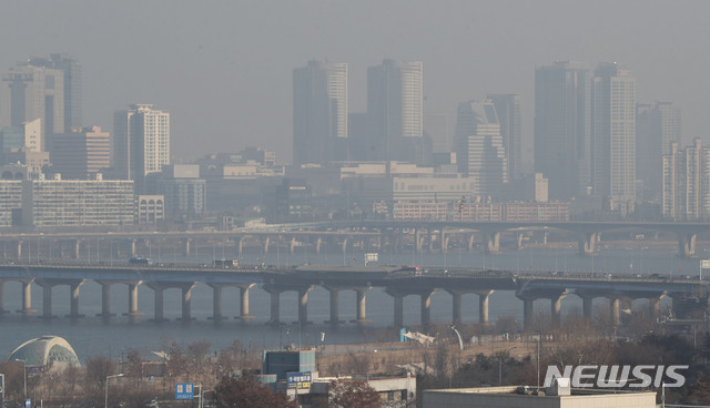 【서울=뉴시스】홍효식 기자 = 수도권에 올해 첫 미세먼지 비상저감조치가 시행된 13일 오후 서울 여의도 국회에서 바라본 도심이 미세먼지로 뿌옇게 보이고 있다. 2019.01.13. yesphoto@newsis.com