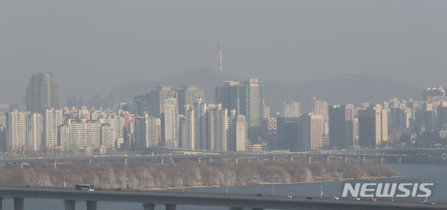 【서울=뉴시스】홍효식 기자 = 수도권에 올해 첫 미세먼지 비상저감조치가 시행된 13일 오후 서울 여의도 국회에서 바라본 남산타워를 비롯한 도심이 미세먼지로 뿌옇게 보이고 있다. 2019.01.13. yesphoto@newsis.com