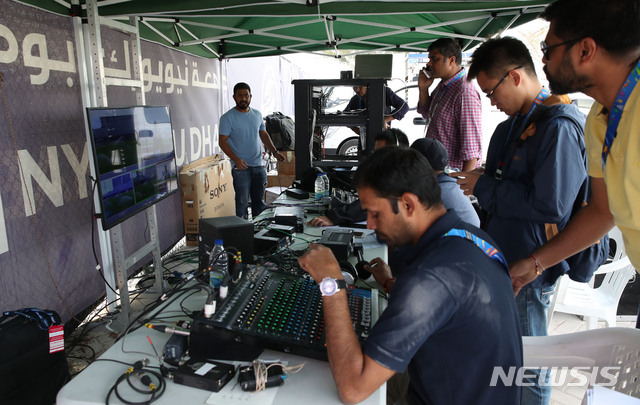 【아부다비(아랍에미리트)=뉴시스】김진아 기자 = 2019 AFC 아시안컵 C조 조별리그 3차전 한국과 중국의 경기를 앞두고 13일 오후(현지시간) 아랍에미리트 아부다비 NYC 아부다비 훈련장에서 중국 CCTV 방송팀이 한국축구대표팀의 훈련을 생중계하기 위해 준비하고 있다. 2019.01.13.&nbsp; bluesoda@newsis.com