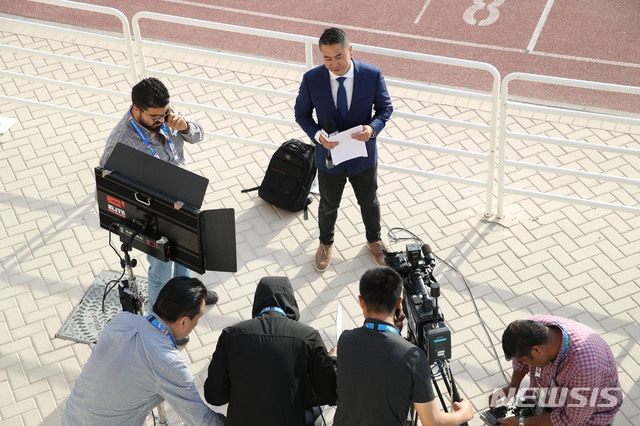 【아부다비(아랍에미리트)=뉴시스】김진아 기자 = 2019 AFC 아시안컵 C조 조별리그 3차전 한국과 중국의 경기를 앞두고 13일 오후(현지시간) 아랍에미리트 아부다비 NYC 아부다비 훈련장에서 중국 CCTV 방송팀이 한국축구대표팀의 훈련을 생중계하기 위해 준비하고 있다. 2019.01.13.   bluesoda@newsis.com