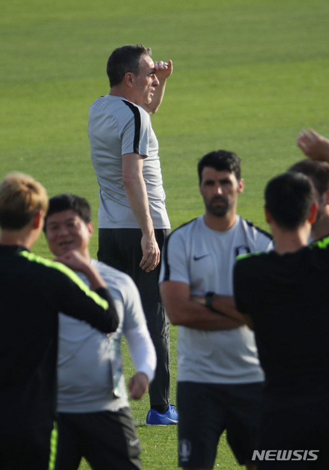 【아부다비(아랍에미리트)=뉴시스】김진아 기자 = 2019 AFC 아시안컵 C조 조별리그 3차전 한국과 중국의 경기를 앞두고 13일 오후(현지시간) 아랍에미리트 아부다비 NYC 아부다비 훈련장에서 파울루 벤투 감독이 훈련을 지켜보고 있다. 2019.01.13. bluesoda@newsis.com