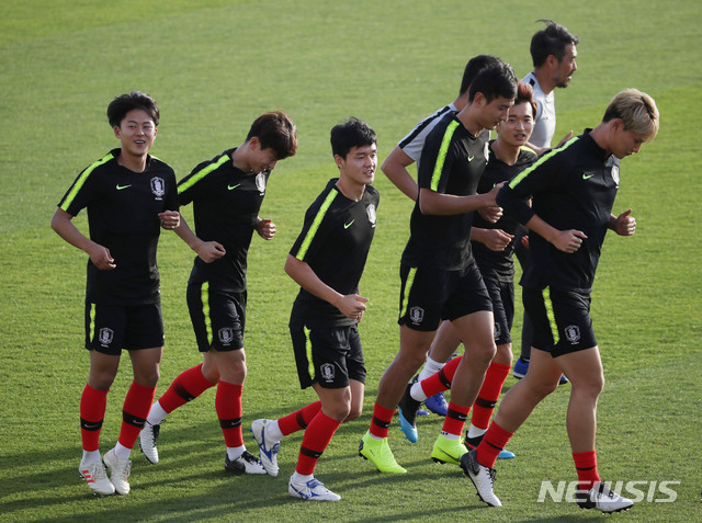 【아부다비(아랍에미리트)=뉴시스】김진아 기자 = 2019 AFC 아시안컵 C조 조별리그 3차전 한국과 중국의 경기를 앞두고 13일 오후(현지시간) 아랍에미리트 아부다비 NYC 아부다비 훈련장에서 한국대표팀 선수들이 몸을 풀고 있다. 2019.01.13.   bluesoda@newsis.com