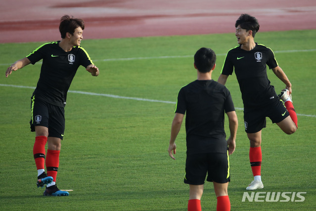 【아부다비(아랍에미리트)=뉴시스】김진아 기자 = 2019 AFC 아시안컵 C조 조별리그 3차전 한국과 중국의 경기를 앞두고 13일 오후(현지시간) 아랍에미리트 아부다비 NYC 아부다비 훈련장에서 이승우, 김진수가 몸을 풀고 있다. 2019.01.13.   bluesoda@newsis.com