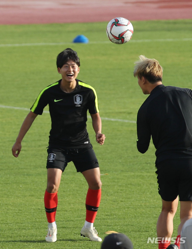 【아부다비(아랍에미리트)=뉴시스】김진아 기자 = 2019 AFC 아시안컵 C조 조별리그 3차전 한국과 중국의 경기를 앞두고 13일 오후(현지시간) 아랍에미리트 아부다비 NYC 아부다비 훈련장에서 선수들이 훈련을 하고 있다. 2019.01.13.&nbsp;&nbsp; bluesoda@newsis.com