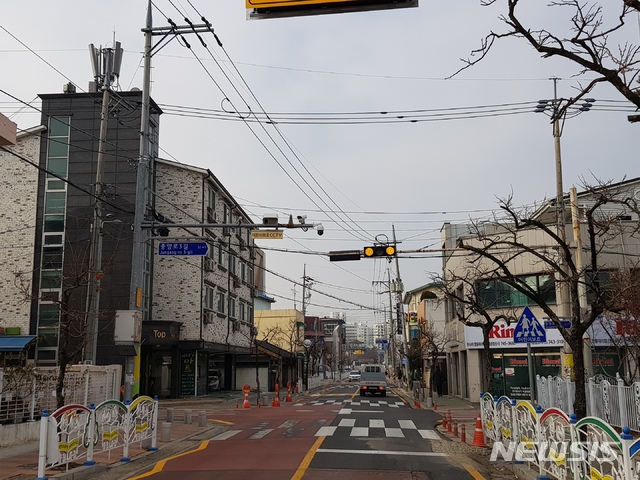 【영동=뉴시스】2020년까지 전선지중화 사업을 마무리할 충북 영동군 영동읍 문화원∼세무서 구간 도로의 현재 모습.(사진=영동군 제공) photo@newsis.com