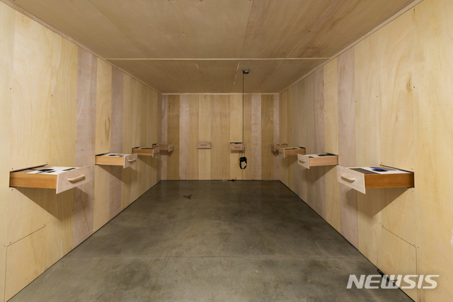 【서울=뉴시스】 김준, 에코시스템: 도시의 신호, 자연의 신호 (detail), 2018복합매체(12채널 사운드, 스피커, 앰프, 나무, 사진, 이미지 북, 돌, 식물)450 x 300 x 220cm