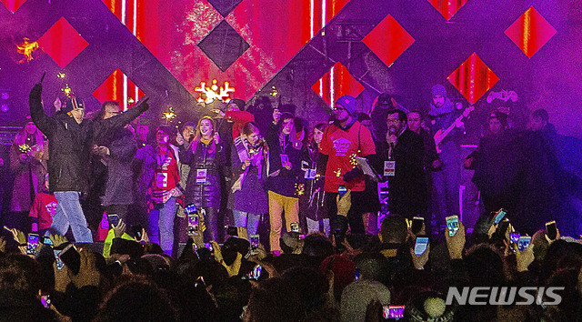 【바르샤바(폴란드)=AP/뉴시스】13일 폴란드 수도 바르샤바에서 열린 자선행사 막판 무대 위로 난입해 흉기를 휘둘러 파벨 아다모비츠 그단스크 시장을 중태에 빠트린 범인이 흉기를 손에 든 채 고함을 지르고 있다. 아다모비츠 시장은 "매우 심각한" 상태로 알려졌다. 범인은 현장에서 체포됐다. 이 사건은 생중계로 전파돼 폴란드 국민들을 충격에 빠트렸다. 2019.1.14