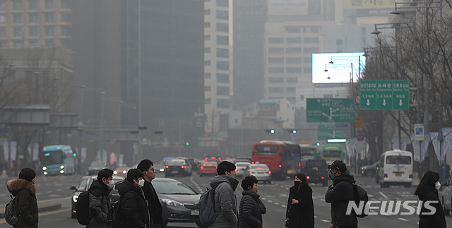 【서울=뉴시스】추상철 기자 =최악의 미세먼지로 '고농도 미세먼지 비상저감조치'가 시행된 14일 오전 서울 종로구 세종대로 인근 도심에서 시민들이 마스크를 쓰고 출근을 하고 있다. 2019.01.14.  scchoo@newsis.com