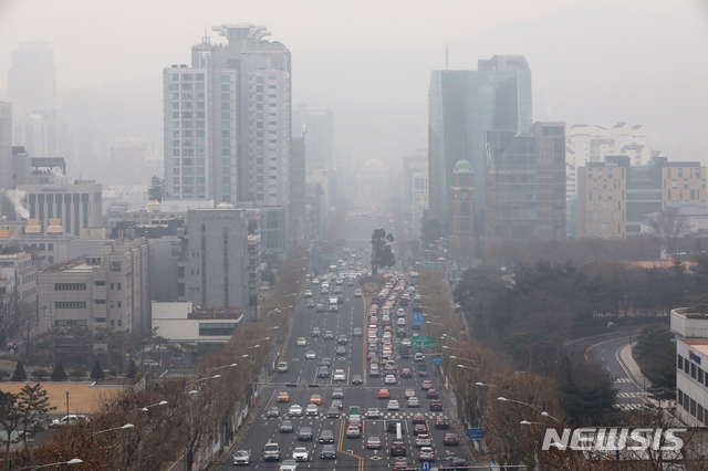 【서울=뉴시스】김병문 수습기자 = 최악의 미세먼지로 '고농도 미세먼지 비상저감조치'가 시행된 14일 오전 서울 서초구 일대에서 바라본 도심이 뿌옇게 보이고 있다. 2019.01.14.  dadazon@newsis.com