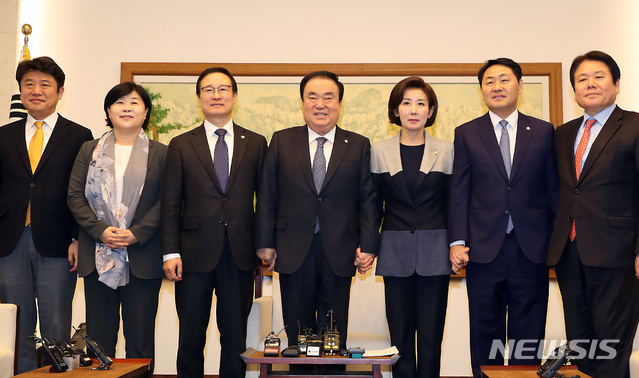 【서울=뉴시스】이종철 기자 = 문희상 국회의장과 여야3당 원내대표들이 14일 서울 여의도 국회의장실에서 열린 국회의장-원내대표 정례회동에서 현안을 논의하기에 앞서 포즈를 취하고 있다. 왼쪽부터 바른미래당 유의동 원내수석부대표, 더불어민주당 서영교 원내수석부대표, 홍영표 원내대표, 문희상 국회의장, 자유한국당 나경원 원내대표, 바른미래당 김관영 원내대표, 자유한국당 정양석 원내수석부대표. 2019.01.14. jc4321@newsis.com