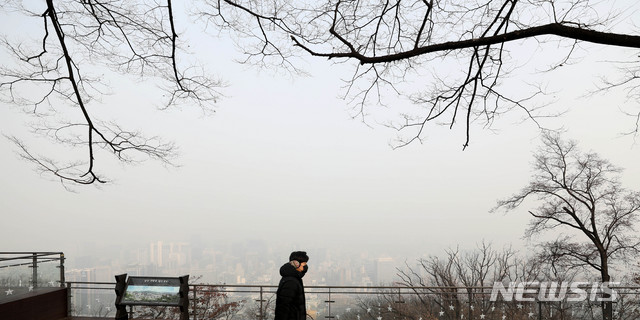 【서울=뉴시스】추상철 기자 =최악의 미세먼지로 '고농도 미세먼지 비상저감조치'가 시행된 14일 오전 서울 용산구 남산전망대가 한산한 모습을 보이고 있다. 2019.01.14.&nbsp; scchoo@newsis.com