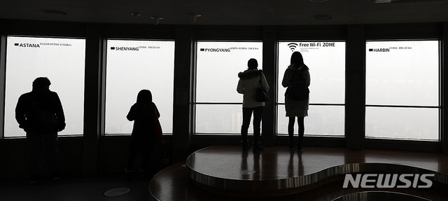 【서울=뉴시스】추상철 기자 =최악의 미세먼지로 '고농도 미세먼지 비상저감조치'가 시행된 14일 오전 서울 용산구 N서울타워에서 관광객이 뿌연 도심을 바라보고 있다. 2019.01.14.&nbsp; scchoo@newsis.com