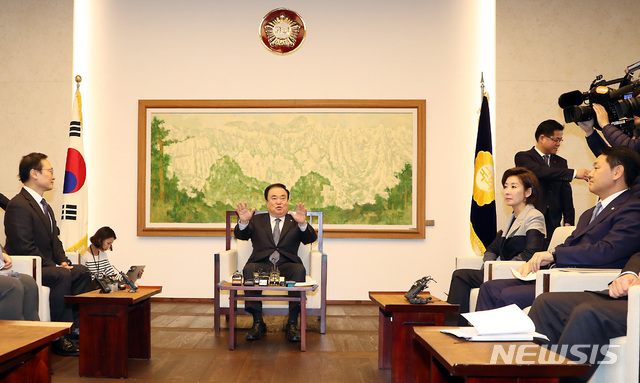 【서울=뉴시스】이종철 기자 = 문희상 국회의장과 여야3당 원내대표들이 14일 서울 여의도 국회의장실에서 열린 국회의장-원내대표 정례회동에서 현안을 논의하고 있다. 더불어민주당 홍영표 원내대표, 문희상 국회의장, 자유한국당 나경원 원내대표, 바른미래당 김관영 원내대표. 2019.01.14. jc4321@newsis.com