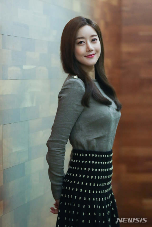 【서울=뉴시스】조수정 기자 = 그룹 레인보우 출신 배우 오승아가 14일 오전 서울 중구 충무로 뉴시스 본사에서 인터뷰에 앞서 포즈를 취하고 있다. 오승아는 최근 종영한 MBC 일일드라마 '비밀과 거짓말'에서 악녀 신화경 역을 맡아 열연했다. 2019.01.14 chocrystal@newsis.com