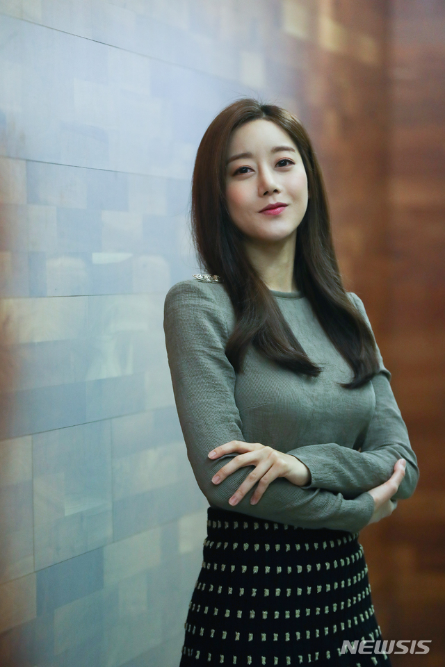 【서울=뉴시스】조수정 기자 = 그룹 레인보우 출신 배우 오승아가 14일 오전 서울 중구 충무로 뉴시스 본사에서 인터뷰에 앞서 포즈를 취하고 있다. 오승아는 최근 종영한 MBC 일일드라마 '비밀과 거짓말'에서 악녀 신화경 역을 맡아 열연했다. 2019.01.14 chocrystal@newsis.com