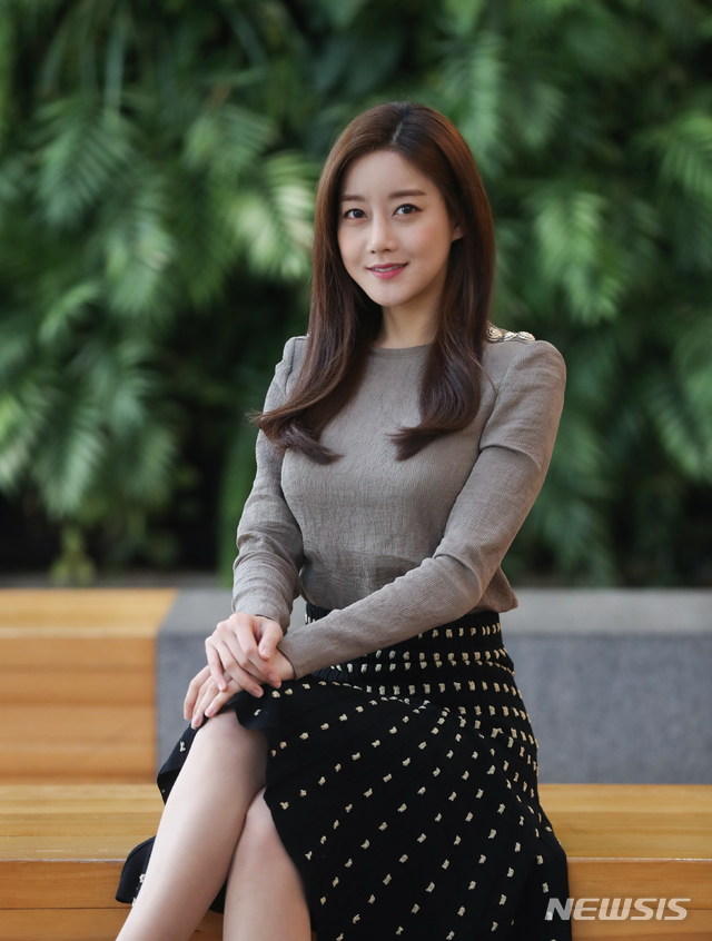 【서울=뉴시스】조수정 기자 = 그룹 레인보우 출신 배우 오승아가 14일 오전 서울 중구 충무로 뉴시스 본사에서 인터뷰에 앞서 포즈를 취하고 있다. 오승아는 최근 종영한 MBC 일일드라마 '비밀과 거짓말'에서 악녀 신화경 역을 맡아 열연했다. 2019.01.14 chocrystal@newsis.com