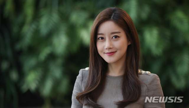 【서울=뉴시스】조수정 기자 = 그룹 레인보우 출신 배우 오승아가 14일 오전 서울 중구 충무로 뉴시스 본사에서 인터뷰에 앞서 포즈를 취하고 있다. 오승아는 최근 종영한 MBC 일일드라마 '비밀과 거짓말'에서 악녀 신화경 역을 맡아 열연했다. 2019.01.14 chocrystal@newsis.com