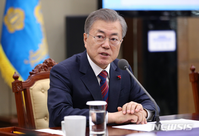 【서울=뉴시스】박진희 기자 = 문재인 대통령이 14일 오후 청와대 여민관에서 수석보좌관 회의를 주재하고 있다. 2019.01.14.&nbsp; pak7130@newsis.com