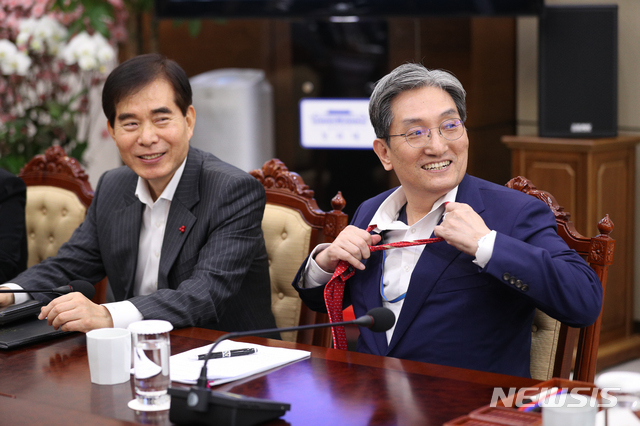 【서울=뉴시스】박진희 기자 = 노영민 신임 비서실장이 14일 오후 청와대 여민관에서 열린 수석보좌관 회의에 앞서 자신의 넥타이를 풀어 헤치고 있다. 2019.01.14. pak7130@newsis.com